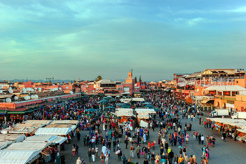 日落Djemaa El Fna广场与库图比亚清真寺，马拉喀什，摩洛哥